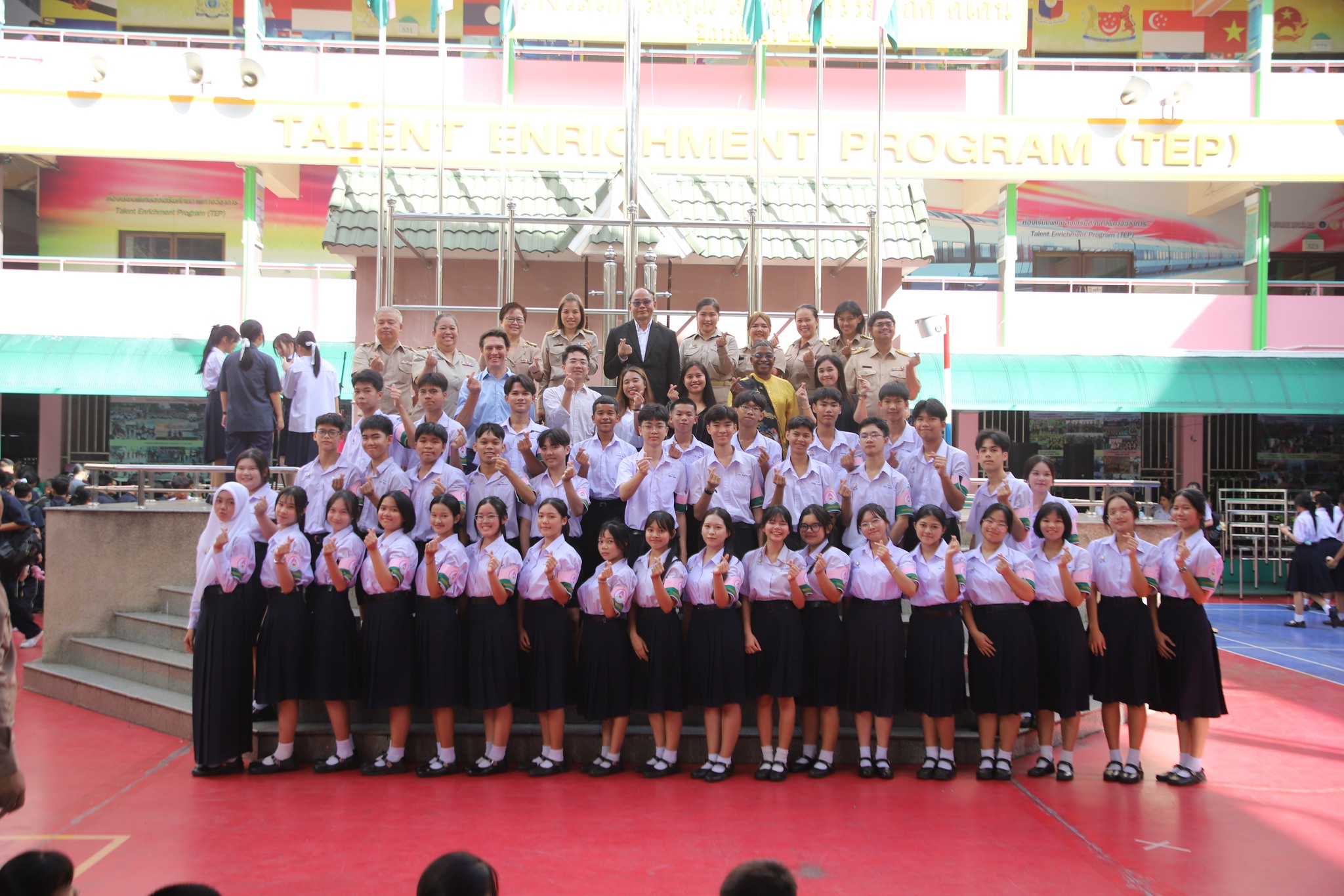 โรงเรียนบางปะกอกวิทยาคมจัดกิจกรรม "ตอนรับครูใหม่"