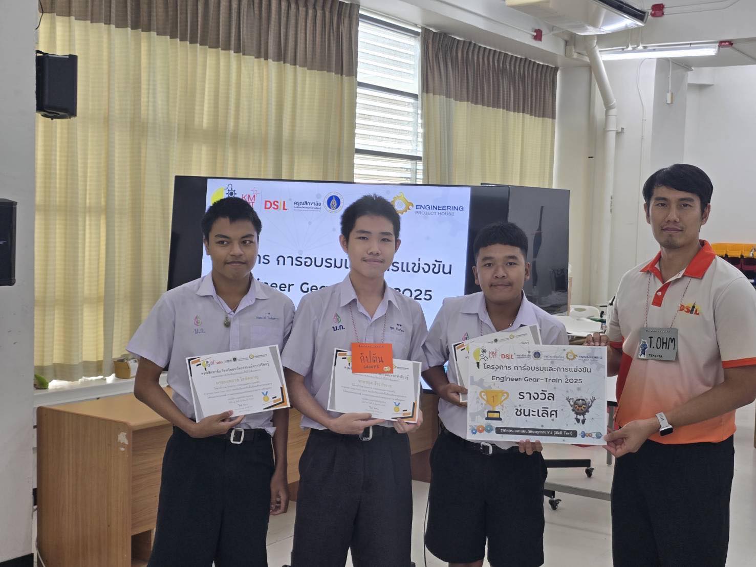 รางวัลชนะเลิศ (First Prize)
ได้รับรางวัลจากการแข่งขันประยุกต์ใช้ความรู้ด้านฟิสิกส์และทักษะวิศวกรรมสร้างสรรค์

โดยรายชื่อนักเรียนผู้ได้รับรางวัล ได้แก่:

1. นายกฤตภาส โลหิตหาญ
(ชั้นมัธยมศึกษาปีที่ 5/3)
2. นายชยุต ธีระกำจาย
(ชั้นมัธยมศึกษาปีที่ 5/3)
3. นายคุณชนก จตุรงค์ธวัชชัย
(ชั้นมัธยมศึกษาปีที่ 5/3)