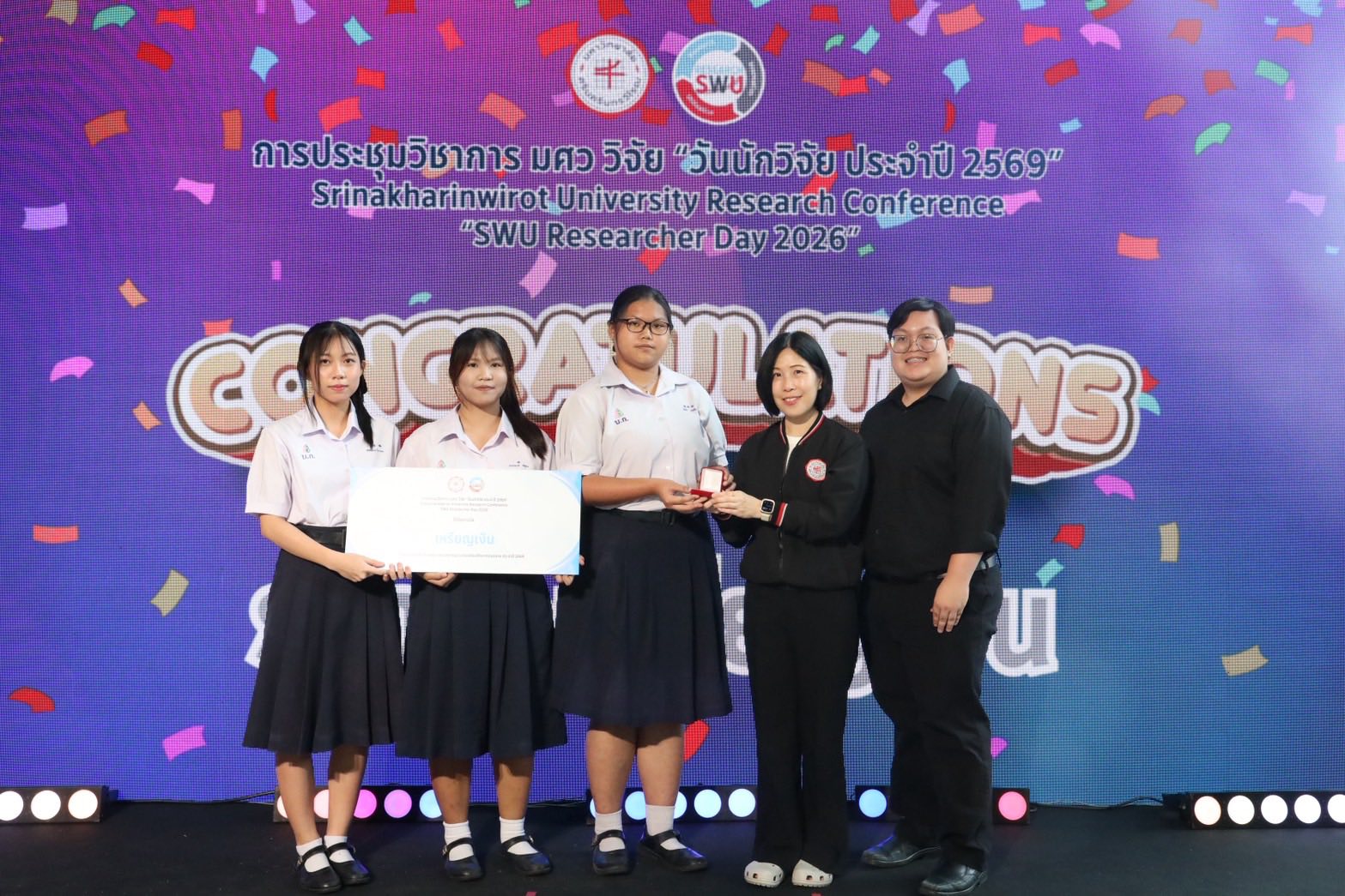 ขอแสดงความยินดีกับนักเรียนและครูที่ปรึกษา ที่ร่วมกันสร้างสรรค์นวัตกรรมจนคว้า รางวัลเหรียญเงิน จากการประกวดสิ่งประดิษฐ์และนวัตกรรม ระดับมัธยมศึกษาตอนปลาย ในงานประชุมวิชาการ มศว วิจัย “วันนักวิจัย ประจำปี 2569” (Srinakharinwirot University Research Conference)